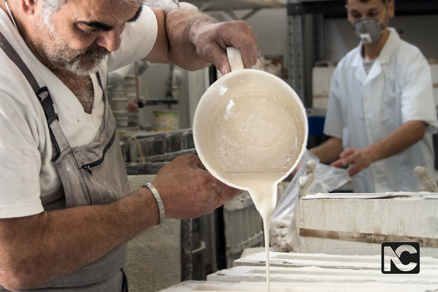 Fase di stampaggio: colatura resina